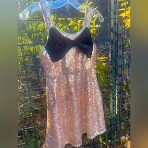 H&M Party Dress – 6-7Y
Rose-gold sequin dress with a big black velvet bow.